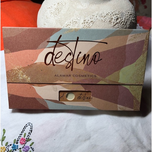 Destino eye shadow palette - Picture 2 of 3